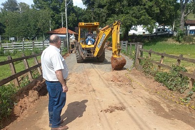 Prefeitura faz manutenção da ponte que liga Ponte Nova à Ponte Preta