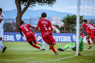 Gurizada da Vermelhinha joga bem, pressiona mas perde na Copinha