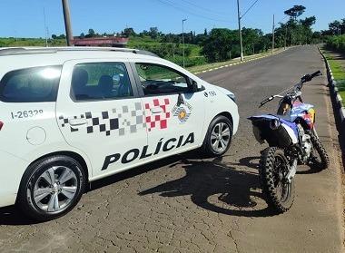 Polícia Militar tira moto ‘cabrita’ de circulação no Santa Bárbara