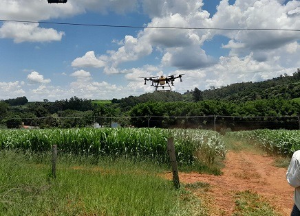 Drone já atua na pulverização de lavouras em Itapira